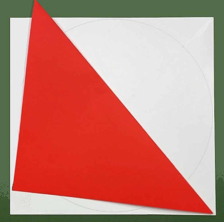 Biała kwadratowa kartka z narysowanym centralnie maksymalnie dużym okręgiem. Na białej kartce złożona po przekątnej czerwona kartka papieru.
