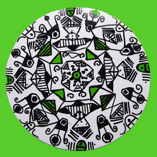 Mandala narysowana przez dziecko- czarne linie oraz zielona folia transparentna