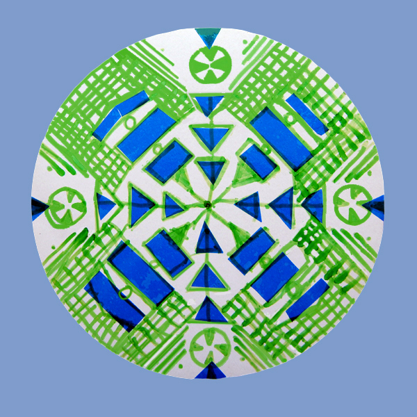 Mandala narysowana przez dziecko- zielone  linie oraz niebieska folia transparentna