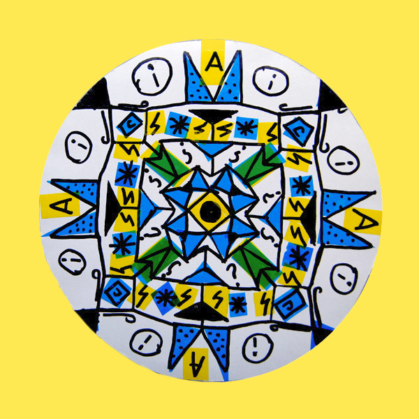 Mandala narysowana przez dziecko- czarne linie oraz zielona, niebieska i żółta folia transparentna.