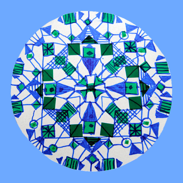 Mandala narysowana przez dziecko- niebieskie linie oraz zielona folia transparentna