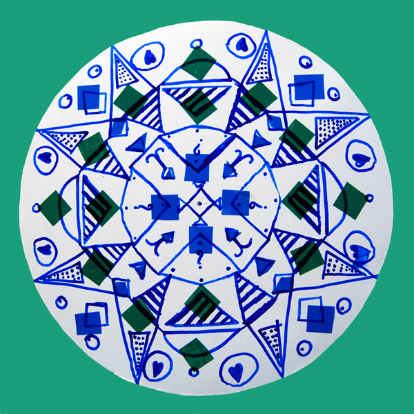Mandala narysowana przez dziecko- niebieskie linie oraz zielona folia transparentna.