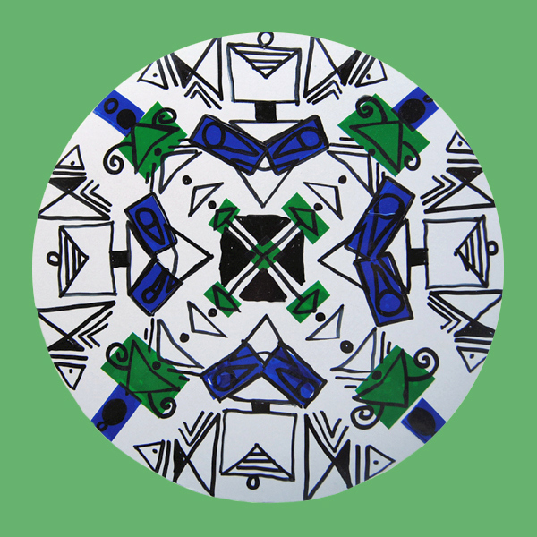 Mandala narysowana przez dziecko- czarne linie oraz zielona i granatowa folia transparentna.