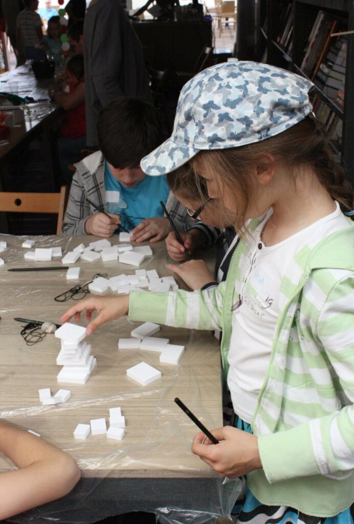 Budowa makiety miasta dzieci przygotowują budynki z białej pianki modelarskiej